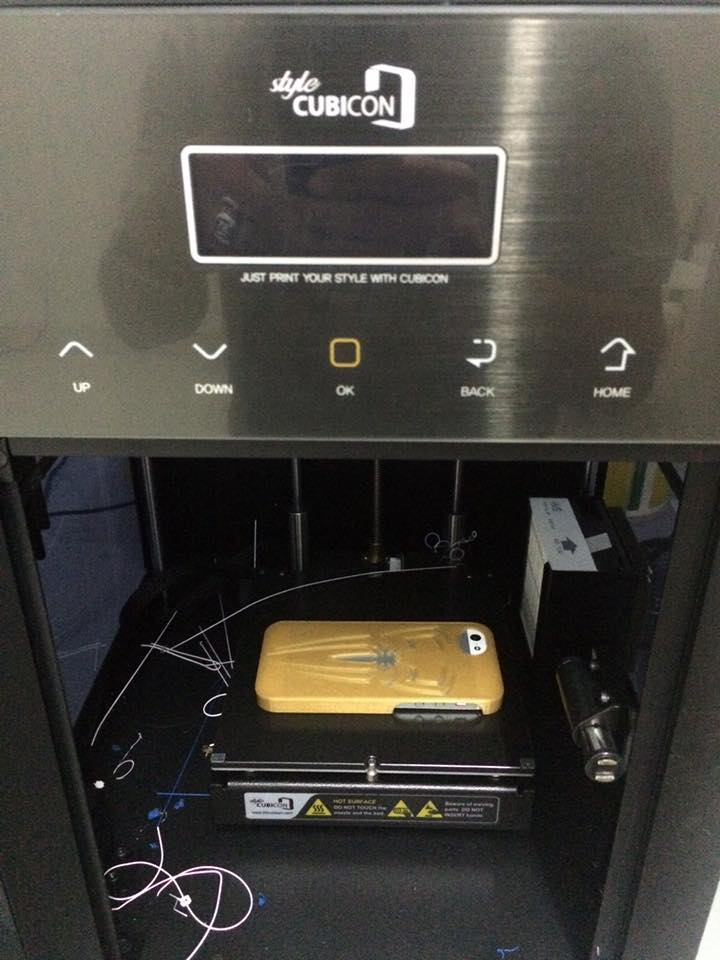 In ốp điện thoại Iphone trên máy in 3D Cubicon Style.